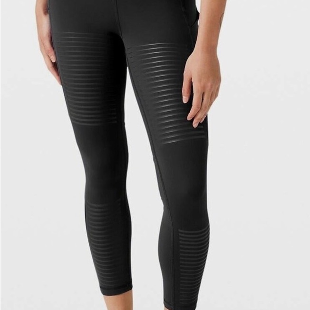 Lululemon Rogue Renegade Super High Rise Tight. 25”. Size 4.